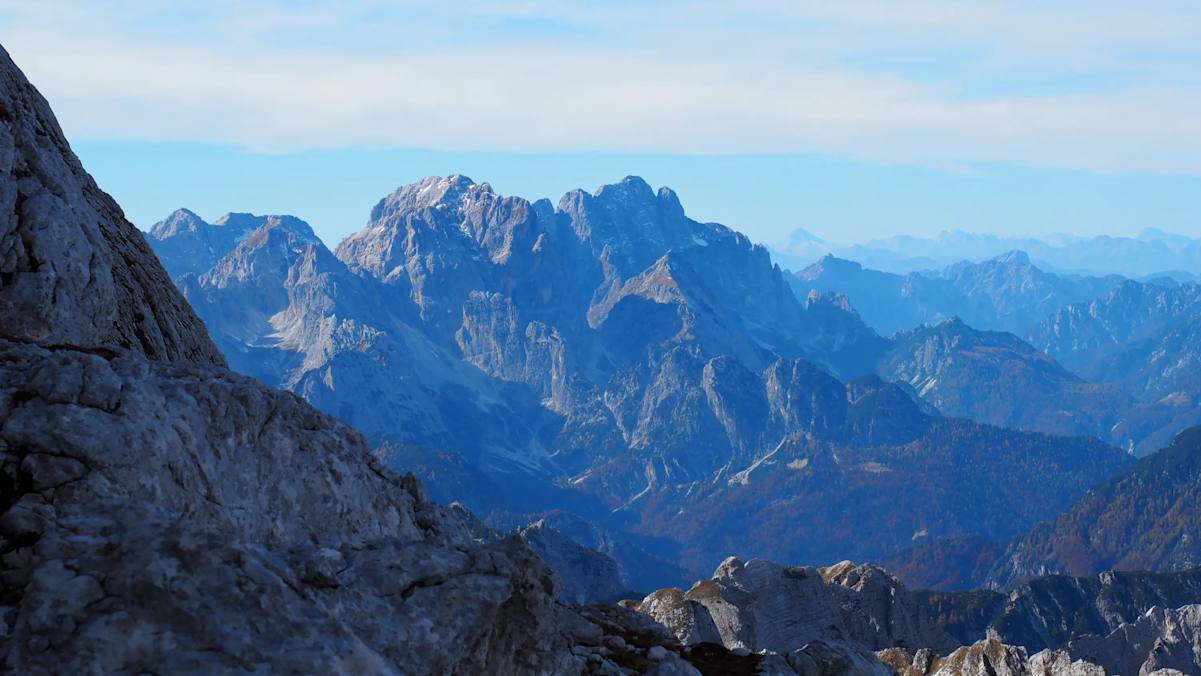 Bei einer Wanderung am Mangart wird man mit großartigem Panorama belohnt.