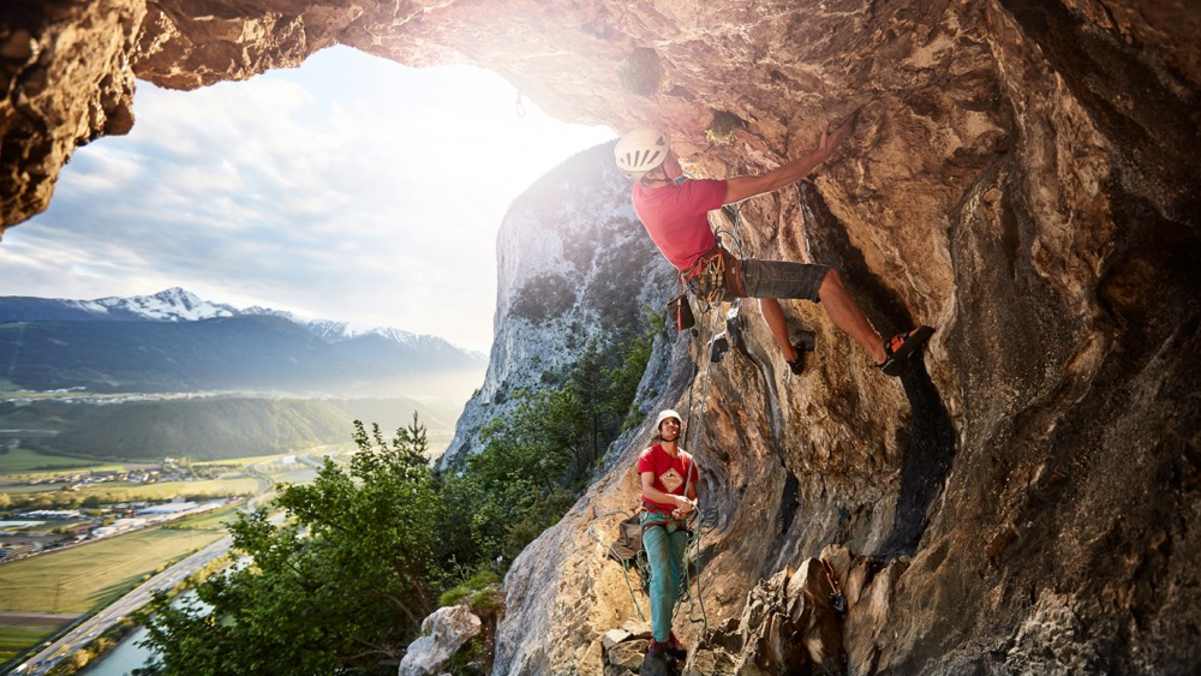 In der Grottenwand, die Hauptwand der Martinswand im Hintergrund