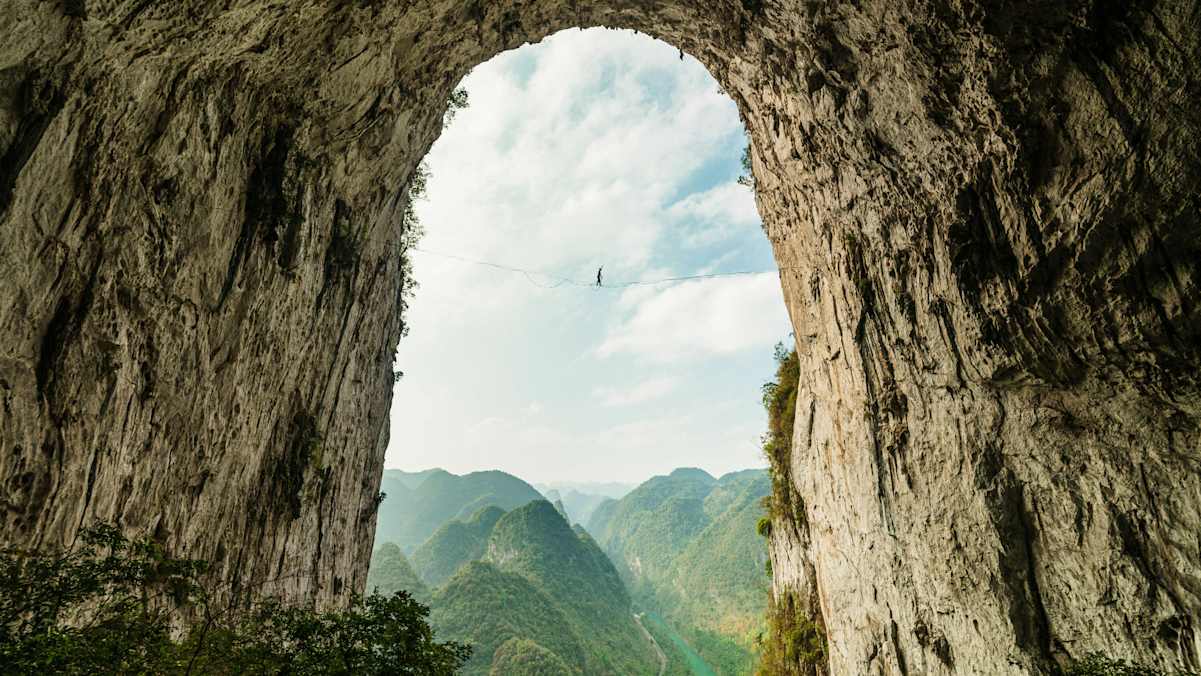 Highliner geht über eine Highline in Getu in China.