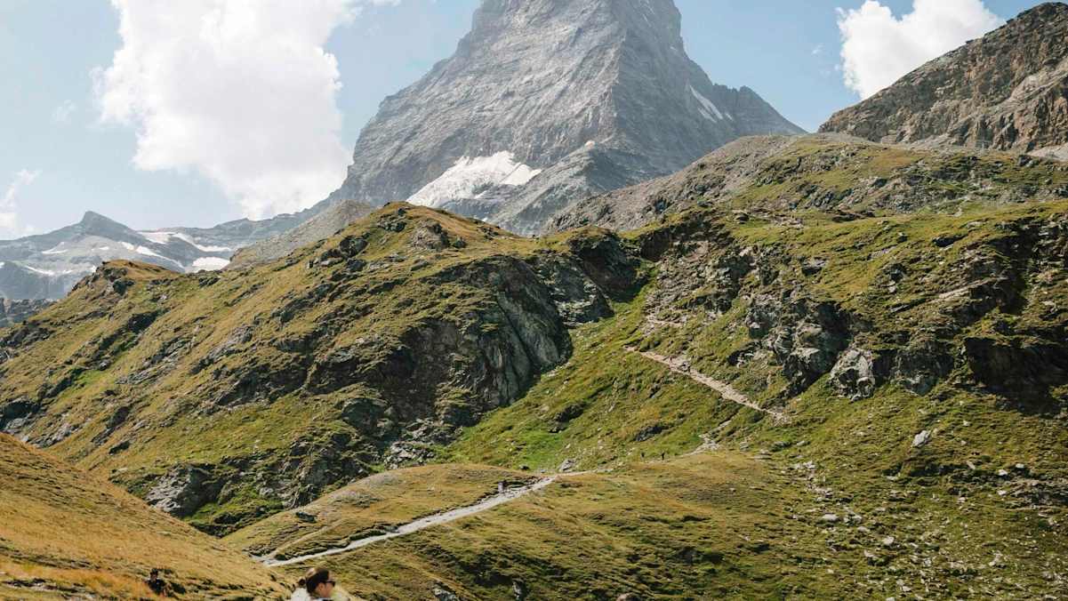 Anstieg zur Hörnlihütte, die man von hier bereits sehen kann: Sie befindet sich direkt am Ausläufer des Hörlnigrates.