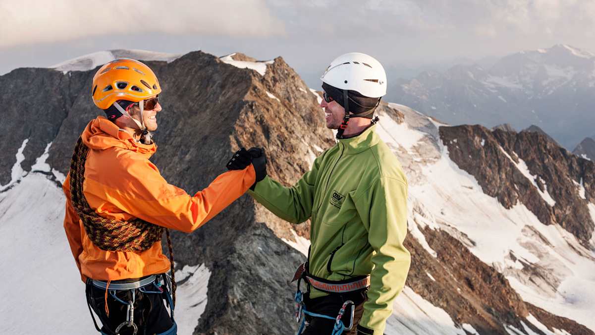 Der obligatorische Handshake am Gipfel des Wilden Pfaff in den Stubaier Alpen