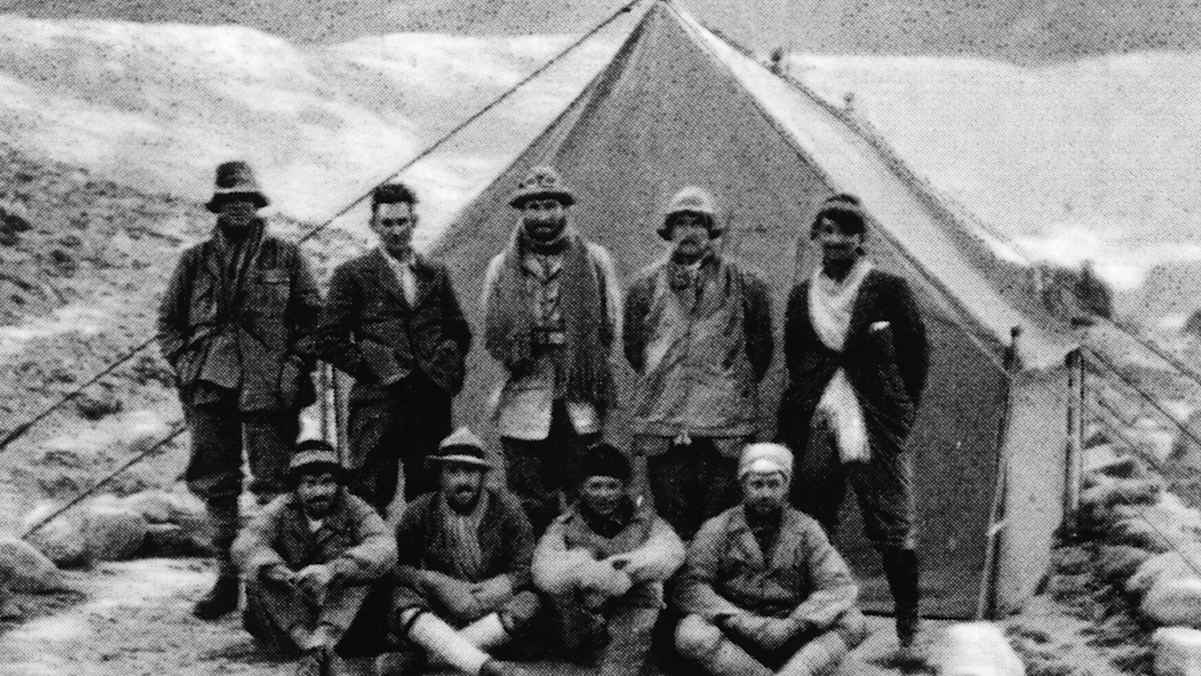 1924: Edward Norton (Mitte hintere Reihe) und Howard Somervell (Dritter vordere Reihe) am Mount Everest