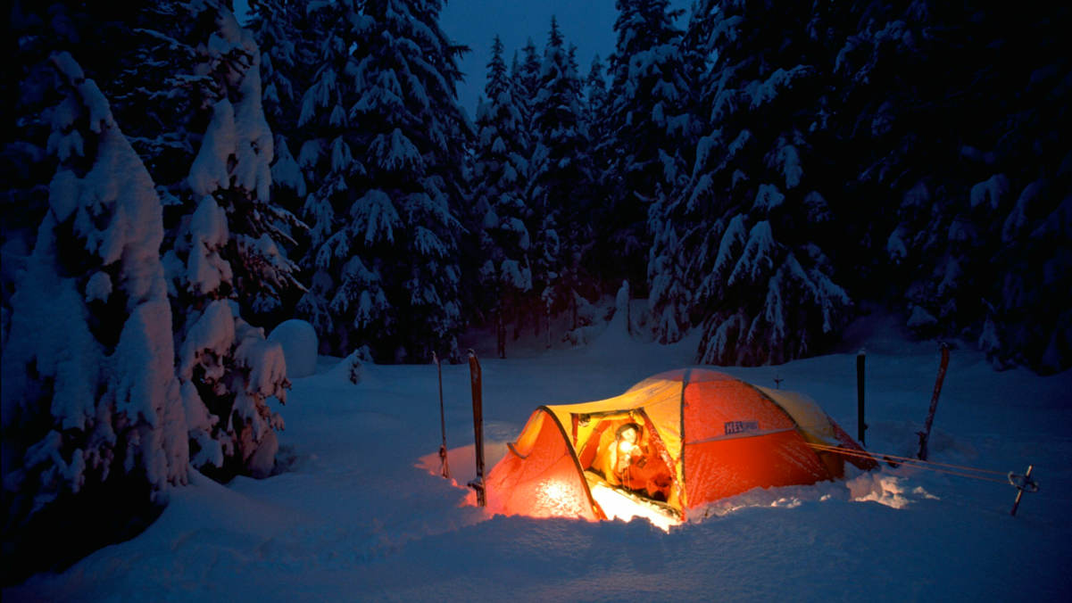 Biwakieren im Winter hat seinen ganz eigenen Reiz, vor allem in unberührter Natur wie hier im Asulkan, Kanada