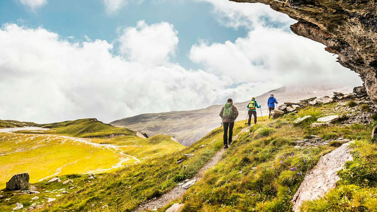 Beim Wandern und Bergsteigen ist zukünftig ein Mindestabstand von 2 Metern einzuhalten