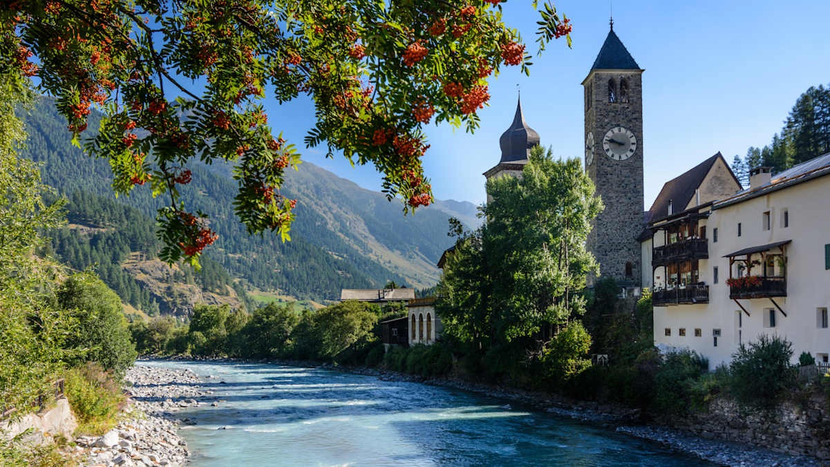 Der Inn in Susch, mit dem Turm Tuor Planta.