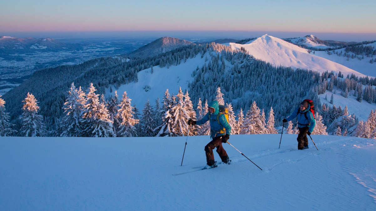 Schöner, als mit einer morgendlichen Skitour, kann man das neue Jahr kaum begrüßen. Hier am Schönberg bei Lenggries in den Bayerische Voralpen