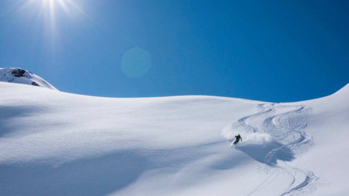 Unberührter Pulverschnee und strahlender Sonnenschein