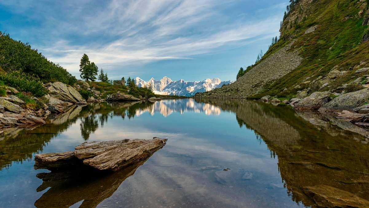 Blick vom Spiegelsee auf der Reiteralm in Richtung Dachsteingebirge