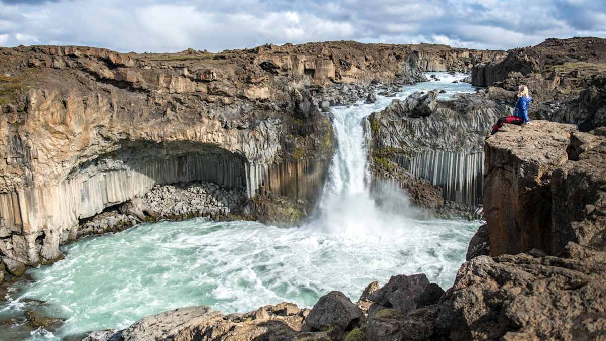 Der Wasserfall Aldeyjarfoss im Hochland von Island zwischen schroffen Felsen