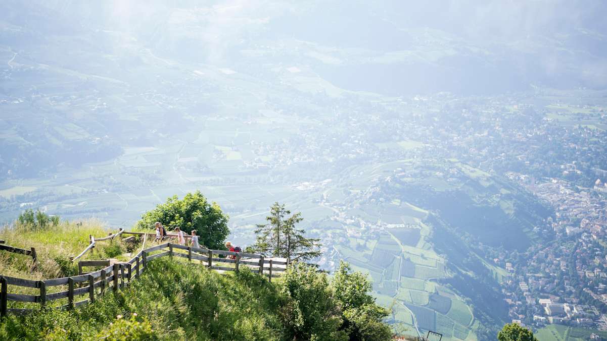Meraner Höhenweg mit Blick über Meran und Felder mit Nebel