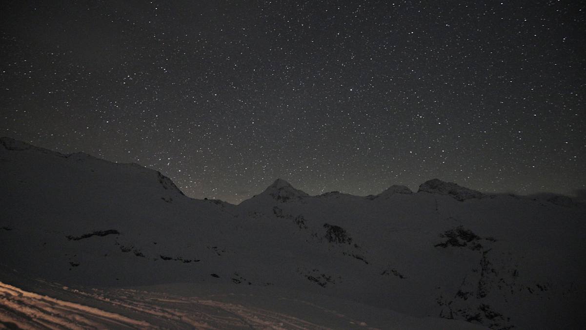 Wo wenig „Lichtverschmutzung“ ist, erstrahlt der winterliche Nachthimmel besonders schön.