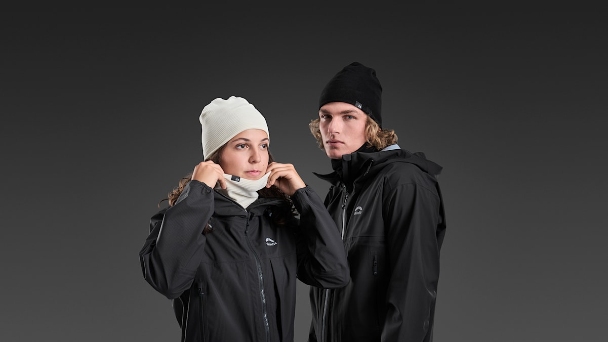 Eine Frau und ein Mann mit dunkler Winterbekleidung von Skinfit.