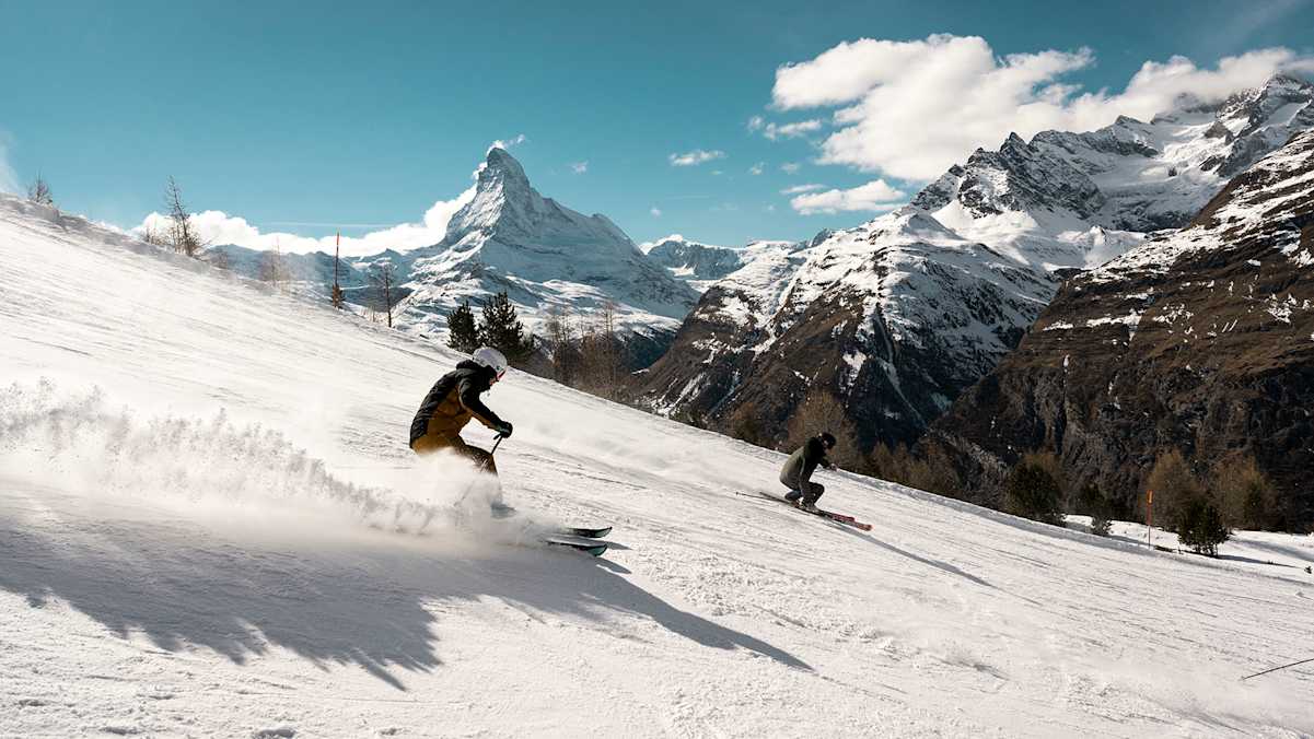 Das Skigebiet Zermatt begeistert mit rund 200 km präparierten Pisten. Im Hintergrund das 4.478 m hohe Matterhorn.