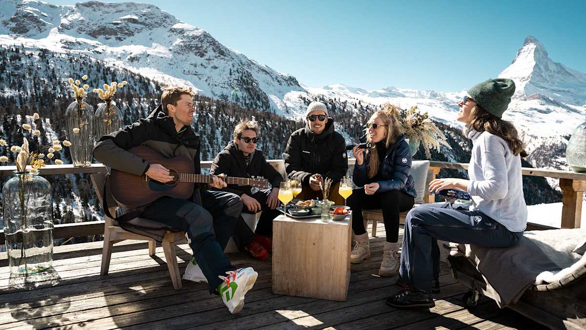 Die Band Wintershome aus Zermatt: das sind Joel Müller, Martial Chanton, Pirmin Zurbriggen jun., Maria Mazzone und Romaine Blum (v.l.n.r.).