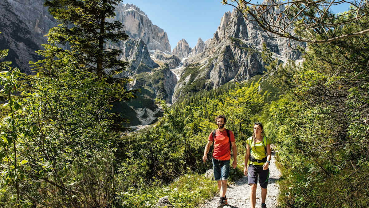 Zwei Wanderer unterwegs zum Molvenosee.