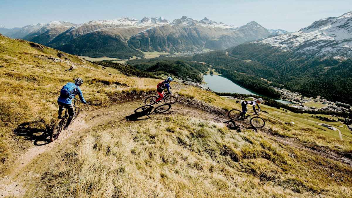 Die Mountainbiker nehmen eine steile Kurve.