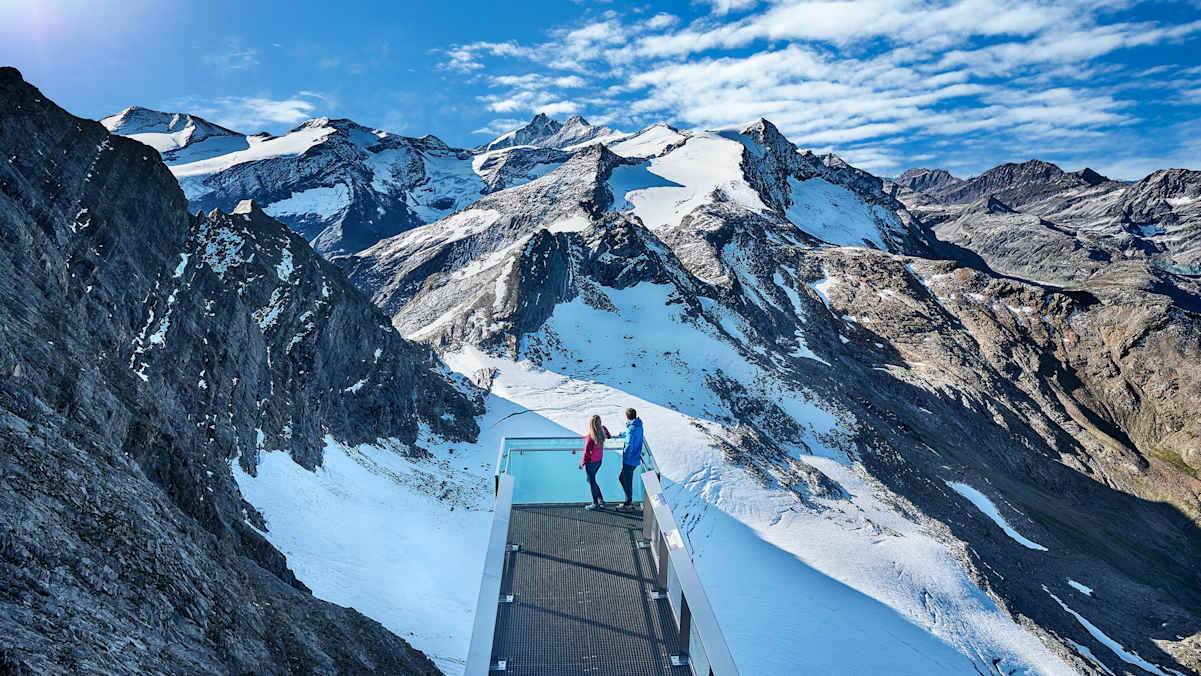 Auf der Aussichtsplattform „Nationalpark Gallery“ genießt man einen wunderbaren Blick über die Gipfel der Hohen Tauern.