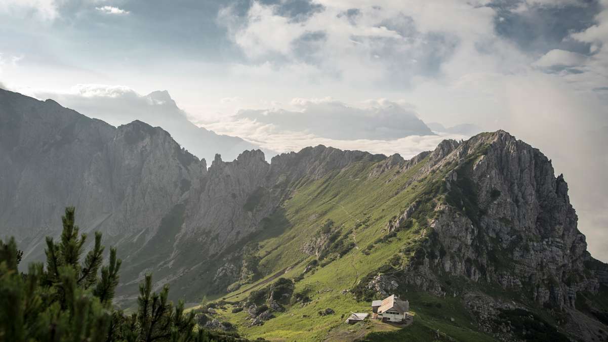 Das Admonterhaus liegt schön und steil eingebettet zwischen den Gipfeln des Gesäuses.