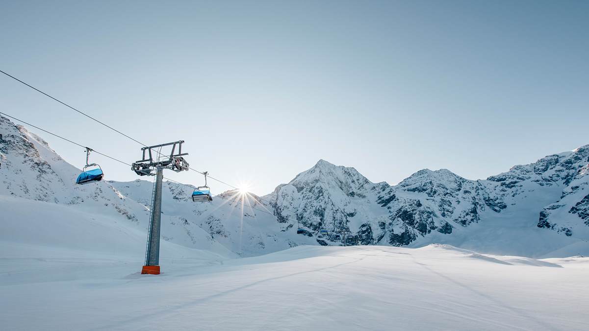 Ein herbstliches Skivergnügen erwartet Wintersportbegeisterte in der Alpin Arena Schnals und in Sulden am Ortler. Hier im Bild das Skigebiet in Sulden am Ortler.