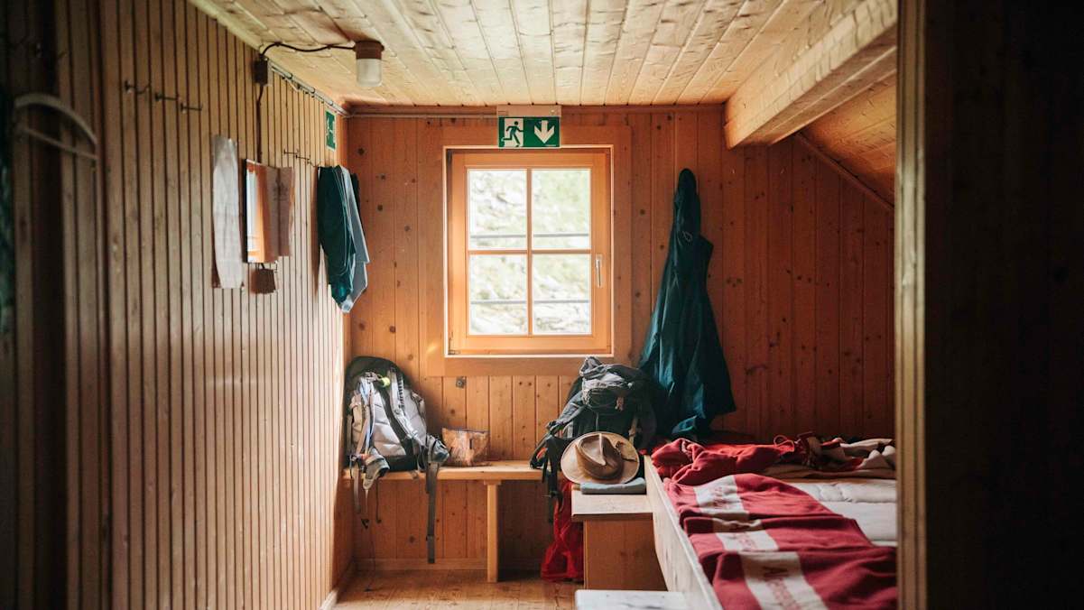 Auf Hütten, auf denen schon mal ein Bettwanzenbefall aufgetreten ist, wirst du deinen Rücksack vermutlich nicht mit ins Schlaflager nehmen dürfen.