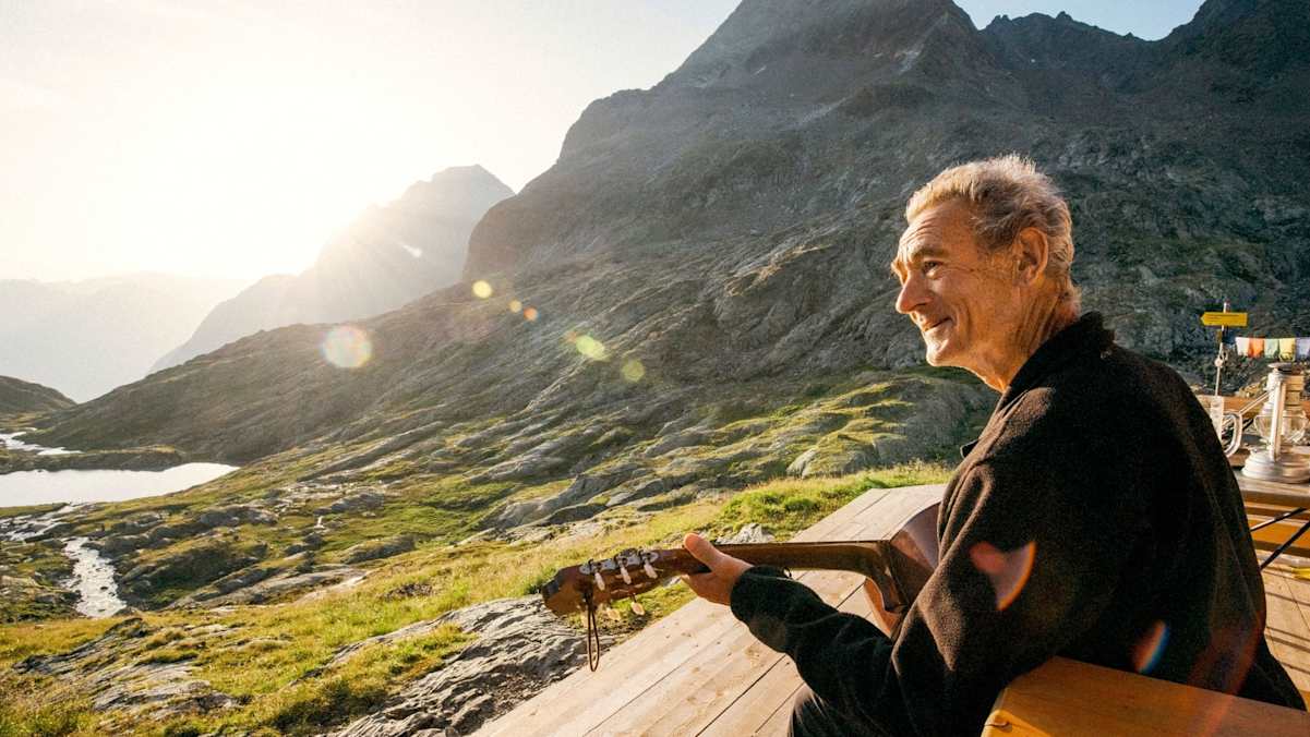 Gitarre spielen in der Abendsonne