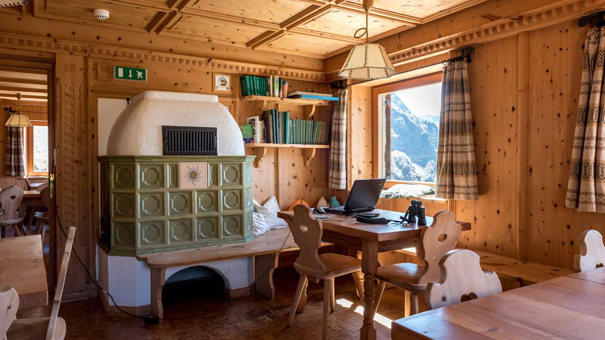 Die Stube der Oberetteshütte.