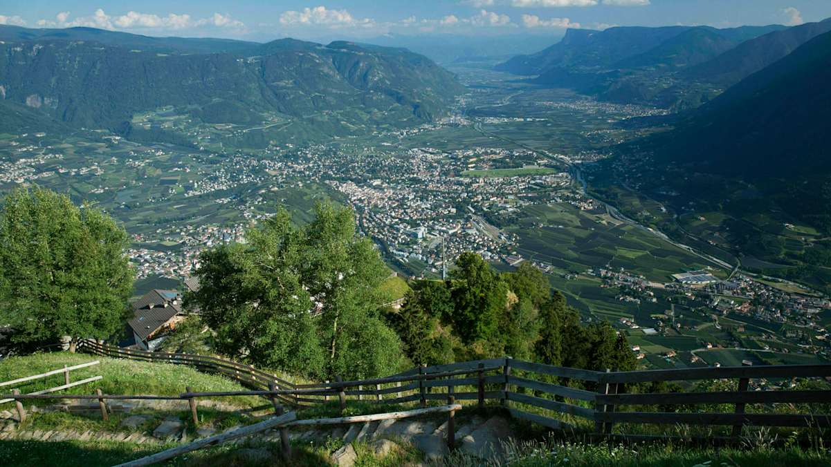 Aussicht über Meran von den Muthöfen in Südritol bei Dorf Tirol