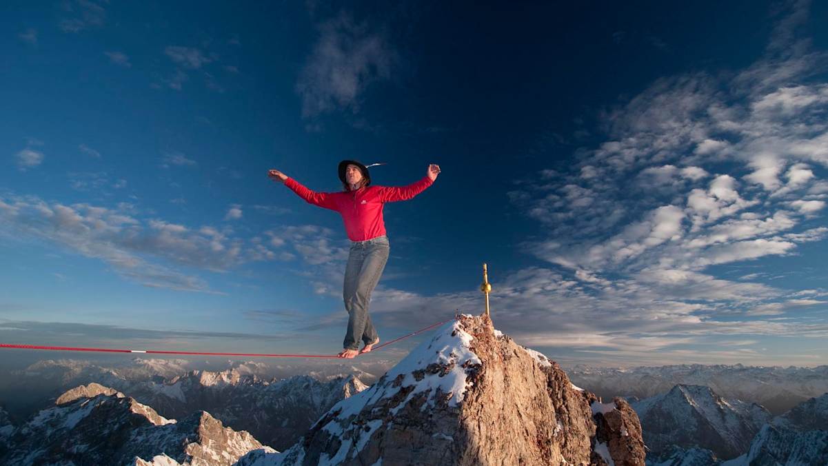 Heinz Zak beim Slacklinen