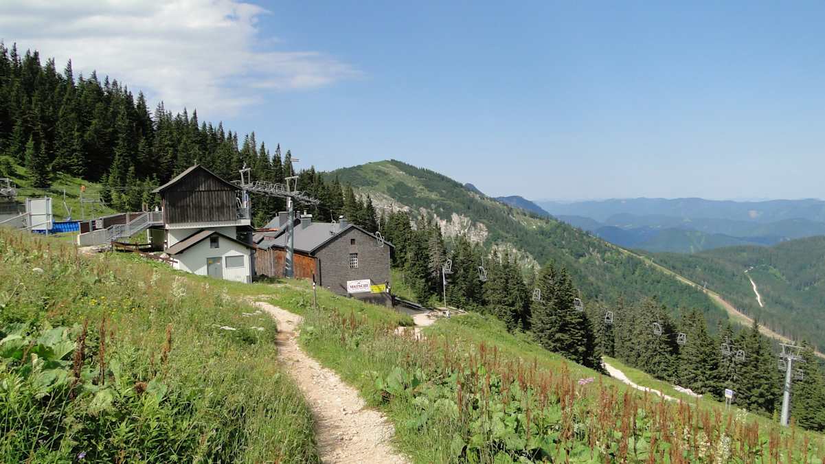 Ötscherschutzhaus mit der Sesselbahn von Lackenhof
