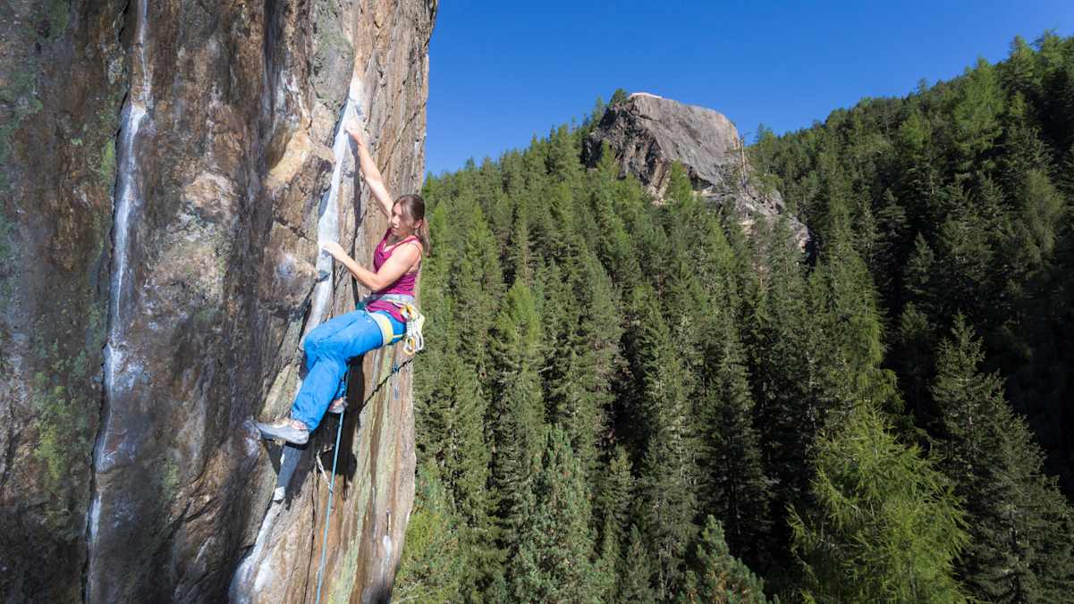 Kletterin hängt am Felsen, Niederthai im Öztal