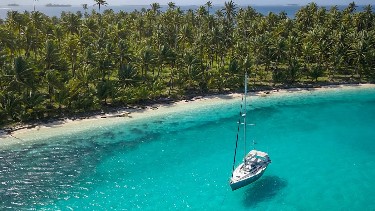 Eine Segeljacht vor den San-Blas-Inseln