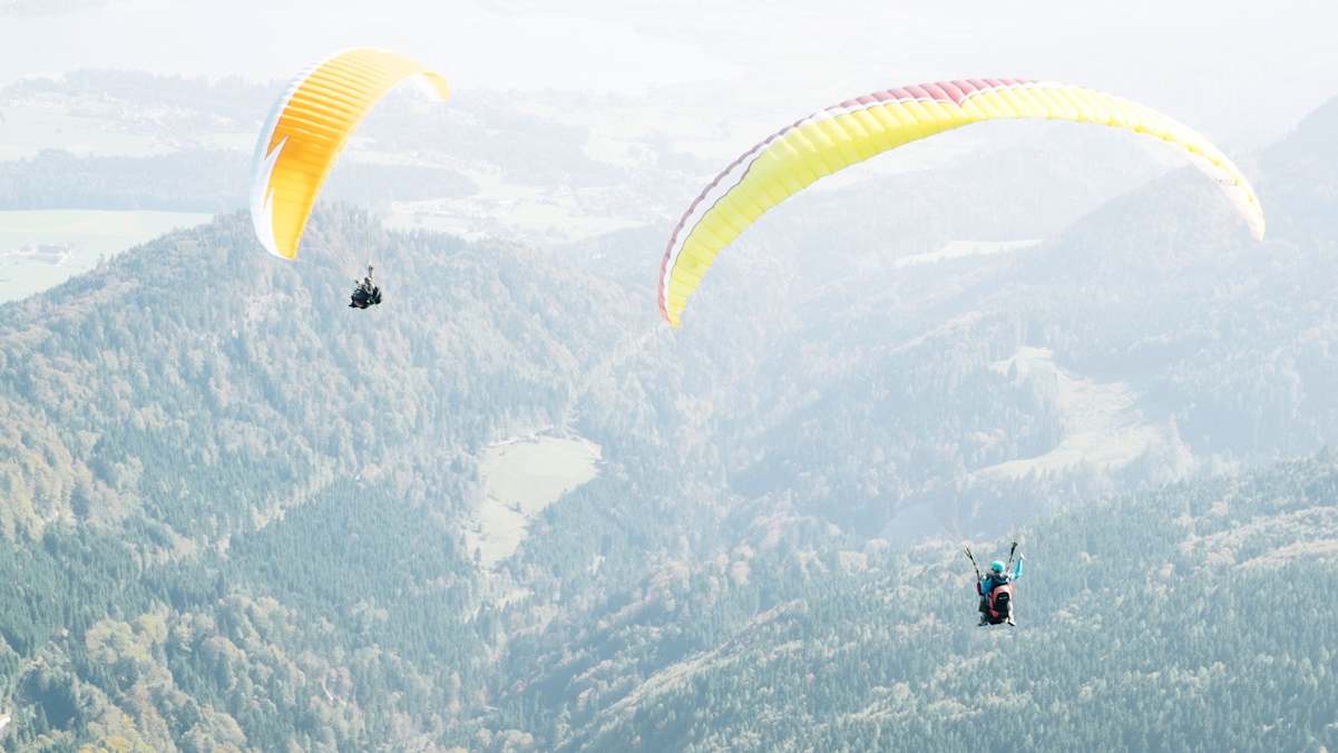Zwei Paragleiter in luftigen Höhen