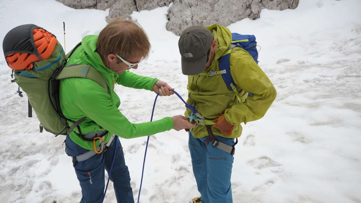 Partnercheck auf Hochtour: Nur ein sauber und richtig gemachter Knoten zeigt sein typisches Knotenbild, das sofort erkenn- und kontrollierbar ist.
