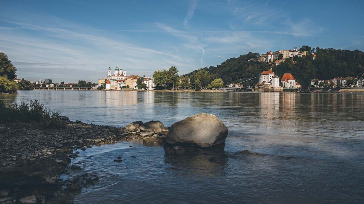 Der Goldsteig führt bis nach Passau an der Donau.