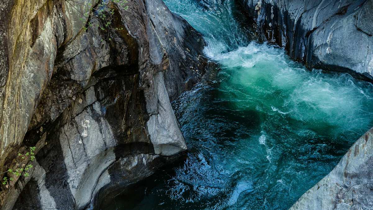 Felsen mit Fluss in der Passerschlucht