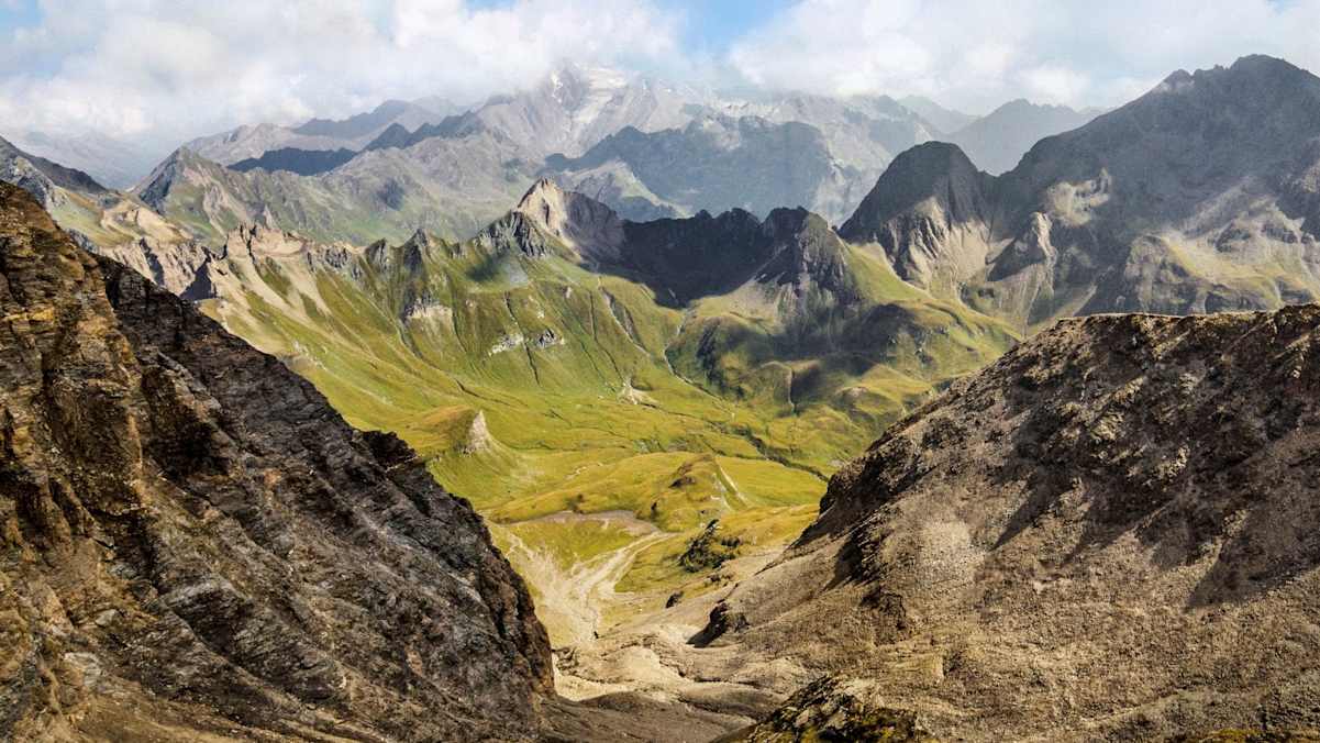 Blick in das alpine Gelände des Rauhtaljochs