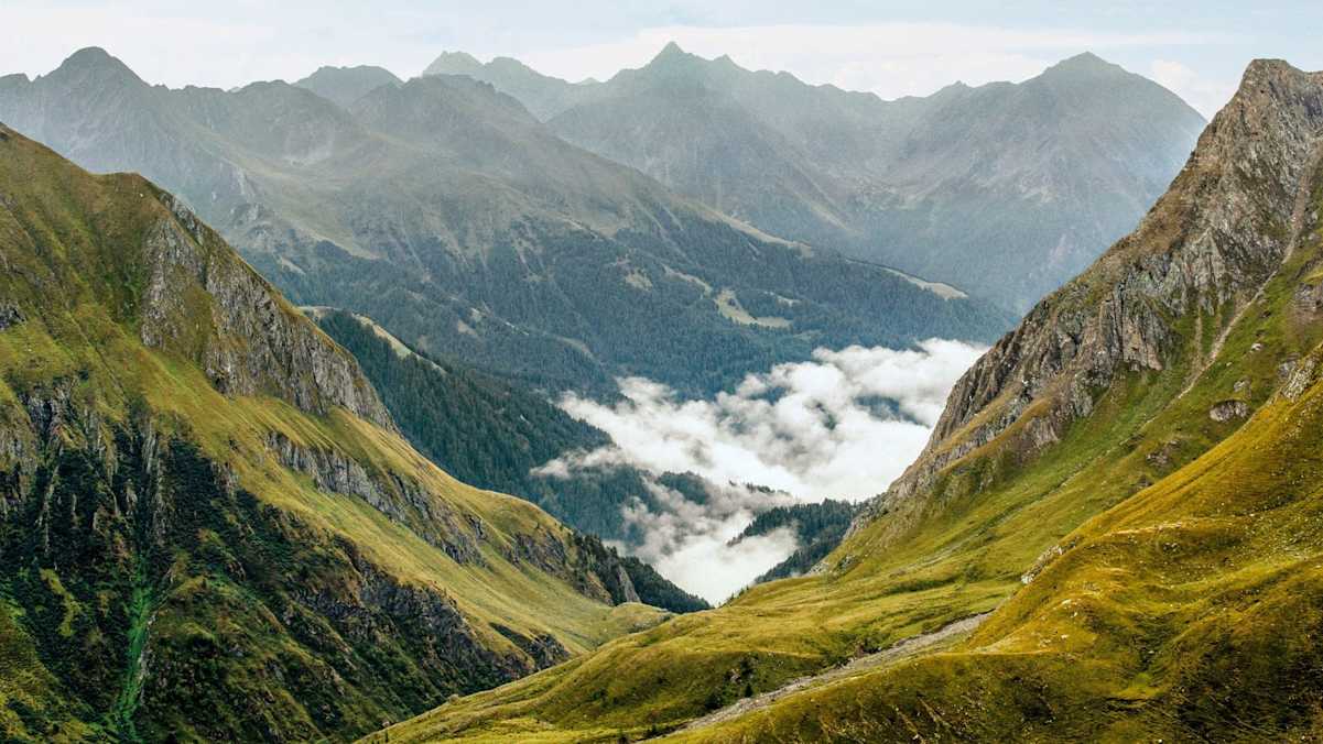 Der Nebel hängt zwischen den Bergen und sorgt für eine mythische Stimmung.