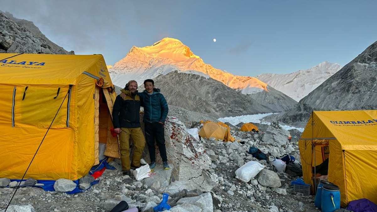 Beni und Prakash im Advanced Basecamp - im Hintergrund der Cho Oyu (8.188 m).