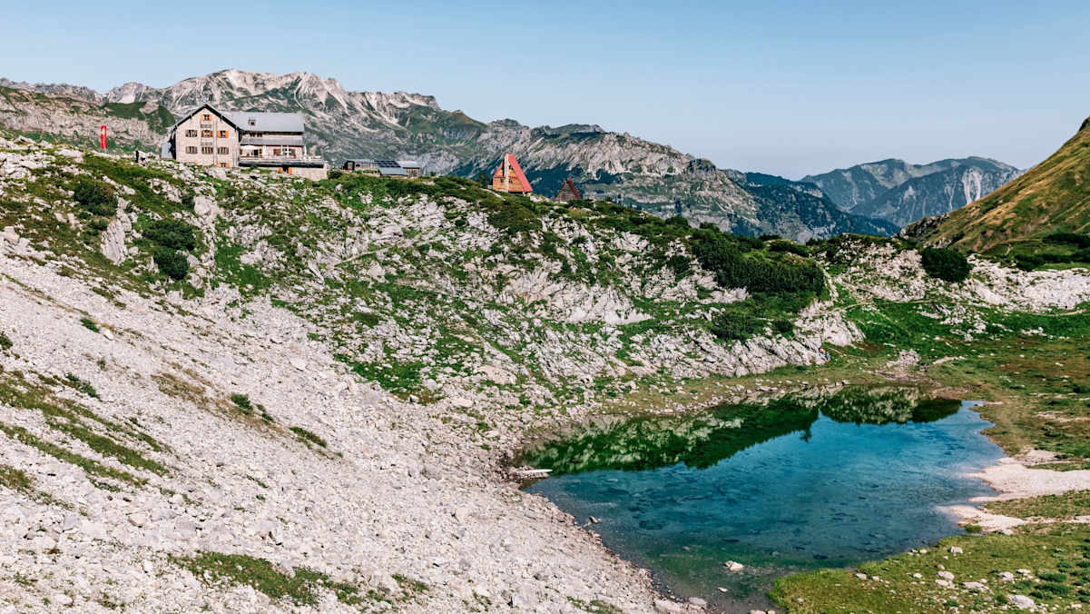 Das Haus neben einem Bergsee.