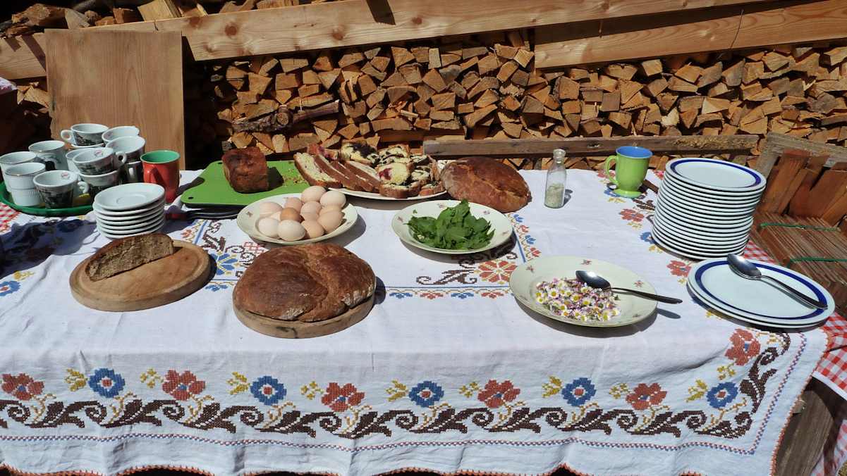 Alm-Jause auf Helgas Alm im Tiroler Valsertal
