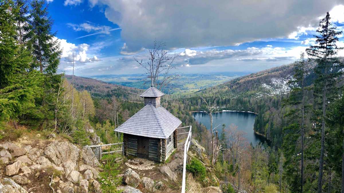 Blick von der Rachelkapelle auf den Rachelsee.
