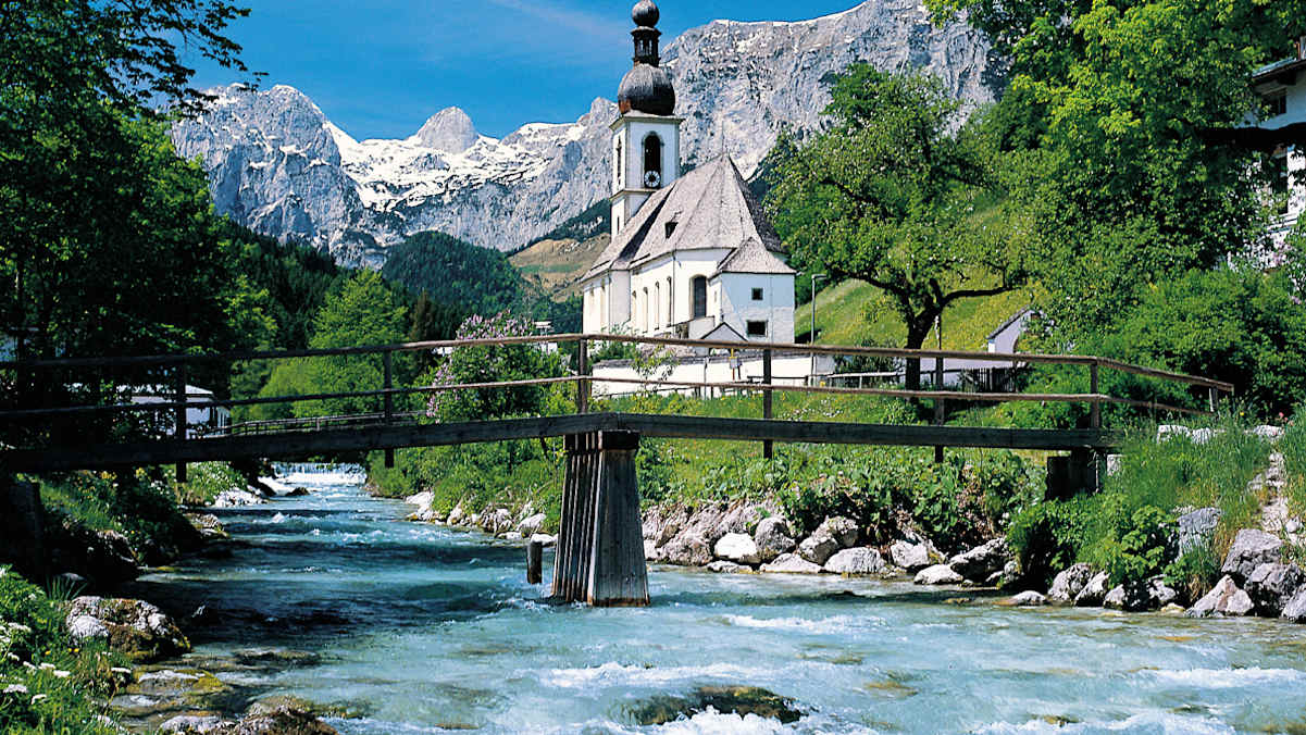 St. Sebastian Kirche mit fluss