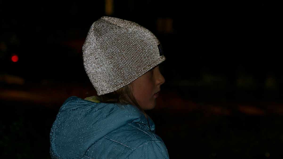 Mädchen mit reflektierender Haube in der Nacht