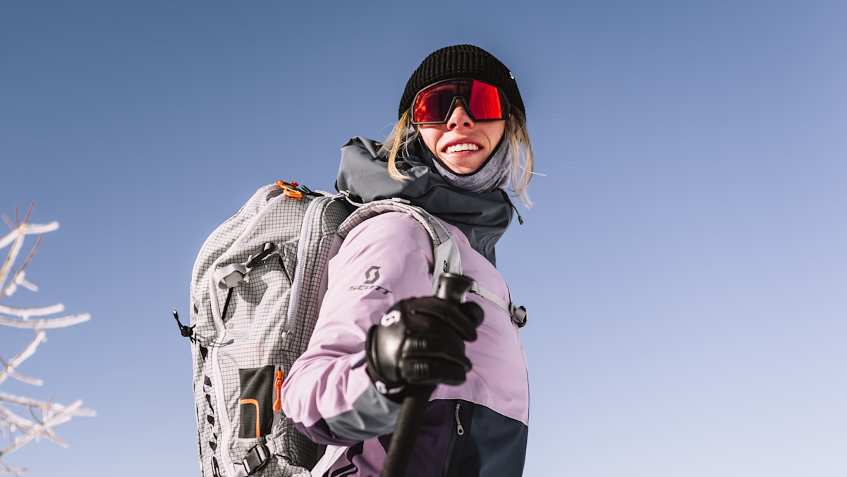 Skitourengeherin mit Sonnenbrille