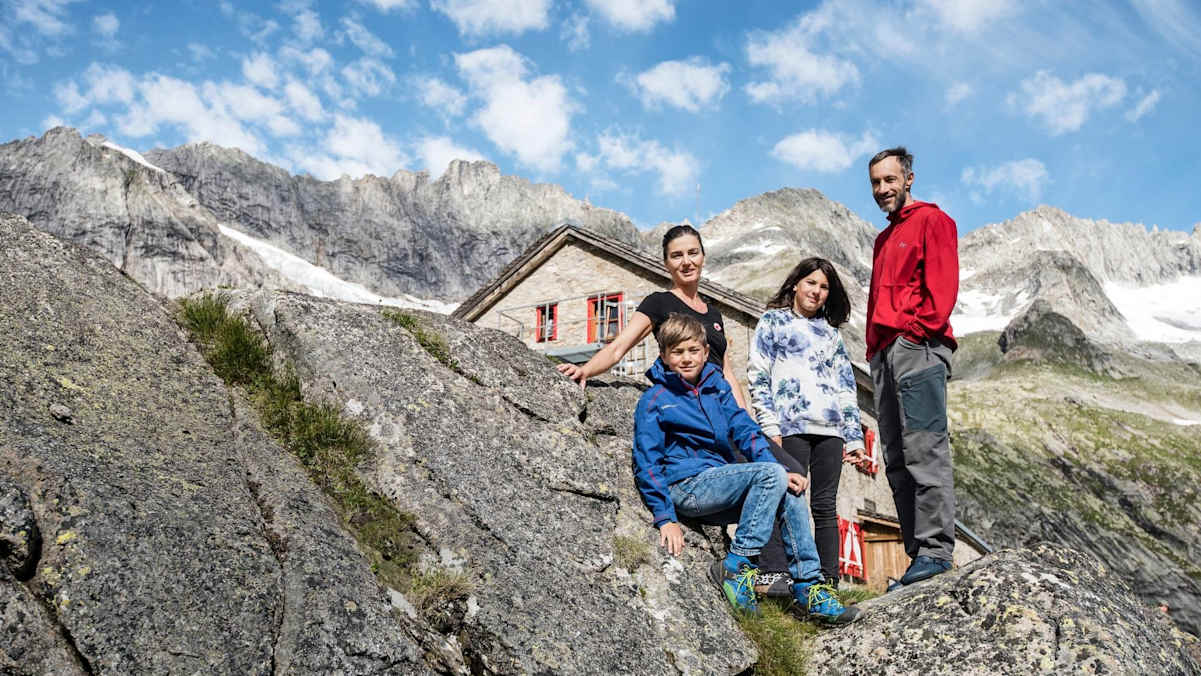 Die Hüttenwirte Julia und Martin mit den Kindern vor der Richterhütte