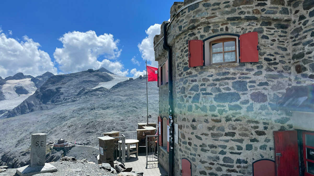Die Rifugio Garibaldi steht quasi am Gipfel der Dreisprachenspitze und ist ab dem Stilfser Joch schnell und einfach zu erreichen.