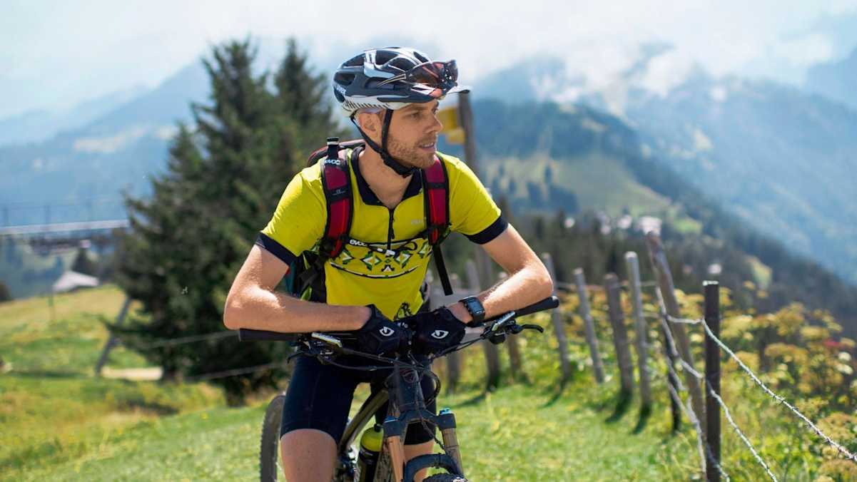 Ein Mountainbiker in voller Montur.