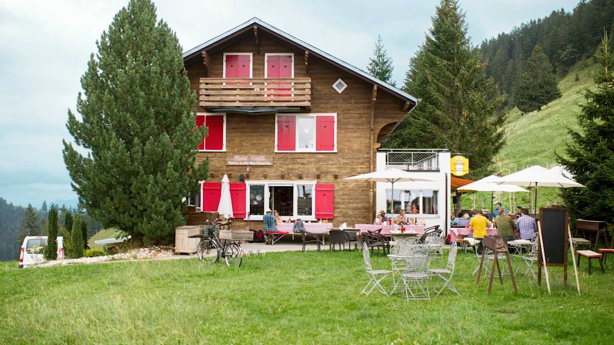 Ein Wirtshaus mit Außenbereich.