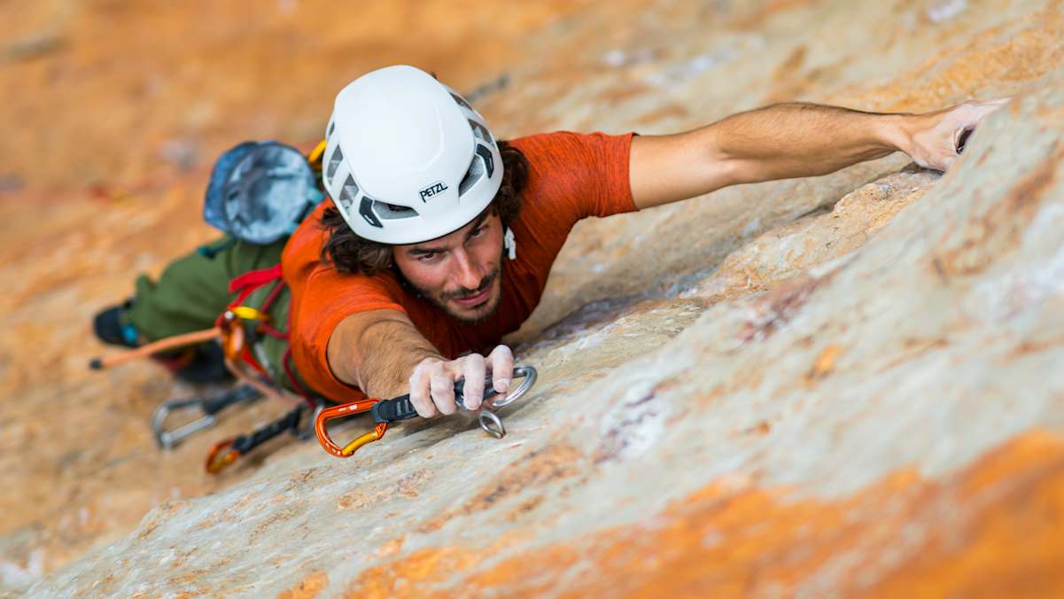 Beim Klettern am Fels musst du deine eigenen Expressschlingen mitbringen und diese richtig einhängen