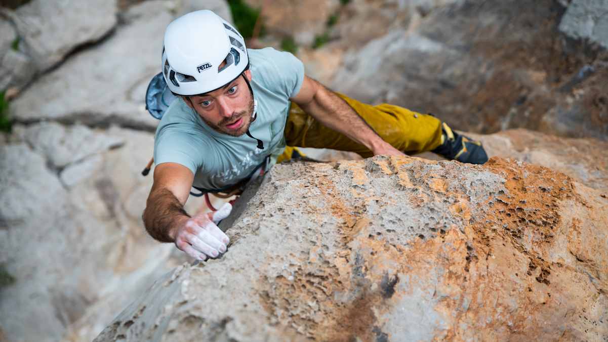 Beim Klettern am Fels sollte auch die sichernde Person einen Helm tragen